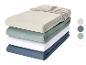 Draps-housses empilés de différentes couleurs : beige, vert, blanc et bleu.