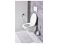 Des toilettes blanches avec le couvercle relevé, une brosse de toilette et un tapis de bain.