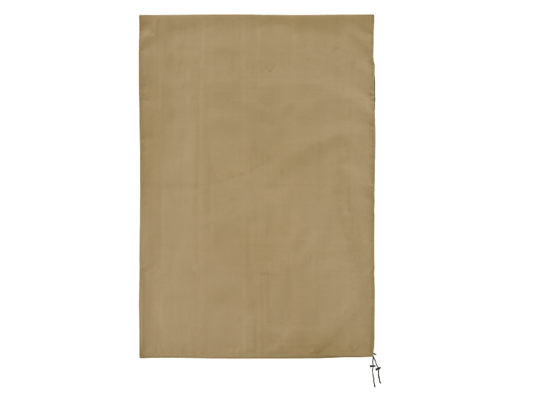 Sac de couchage marron clair sur fond noir.