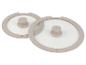 Deux couvercles en verre avec bord en silicone pour casseroles.