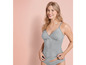 Une femme portant un top gris et des sous-vêtements