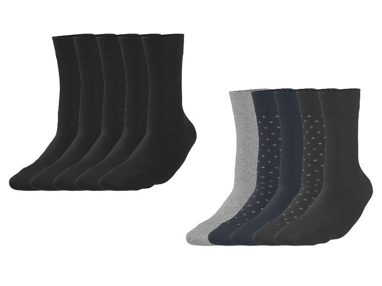 Cinq paires de chaussettes noires et cinq paires de chaussettes grises, bleu marine et à motifs.