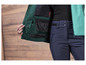 Une veste verte avec un pantalon bleu.