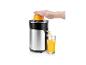 Un presse-agrumes avec une orange et un verre de jus d'orange.