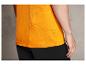 Un t-shirt orange avec une poche zippée.