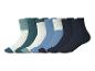 Sept paires de chaussettes colorées disposées en diagonale sur fond blanc.