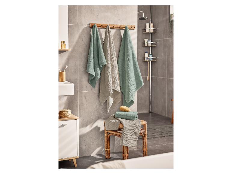 Serviettes de bain et un tapis de bain dans une salle de bain