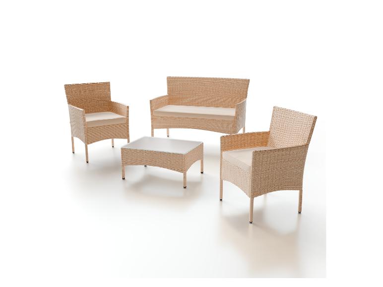 Ensemble de mobilier de jardin en rotin beige avec deux fauteuils, un canapé et une table basse.
