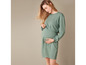 Une femme enceinte portant une robe longue décontractée verte.
