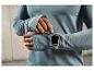 Un homme porte un t-shirt à manches longues avec une montre connectée