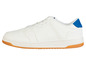 Des baskets blanches avec des détails bleus et une semelle beige.