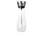 Carafe en verre avec bec verseur en acier inoxydable.