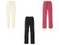 Trois pantalons de survêtement de couleurs différentes.