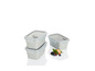 Trois boîtes de rangement en plastique grises avec des couvercles.