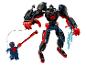 Robot noir et rouge et figurine bleue avec symbole d'araignée tenant une tige rouge.
