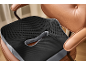 Coussin de siège ergonomique sur une chaise de bureau marron