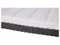 Gros plan d'un matelas blanc avec un côté en maille grise et une fermeture éclair.