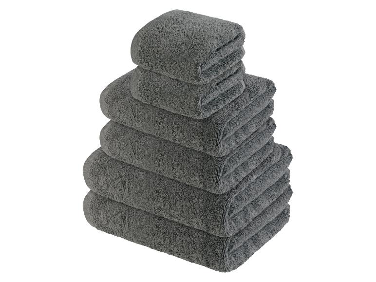 Une pile de serviettes de couleur gris foncé.