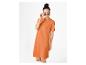Femme en robe orange à manches courtes et lunettes de soleil