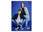 Homme et femme en jean et sweat-shirts avec 'STRENESSE BLUE' sur fond bleu.