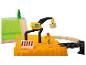 Ensemble de jeu avec grue jaune, figurine d'ouvrier et rails de train en bois.