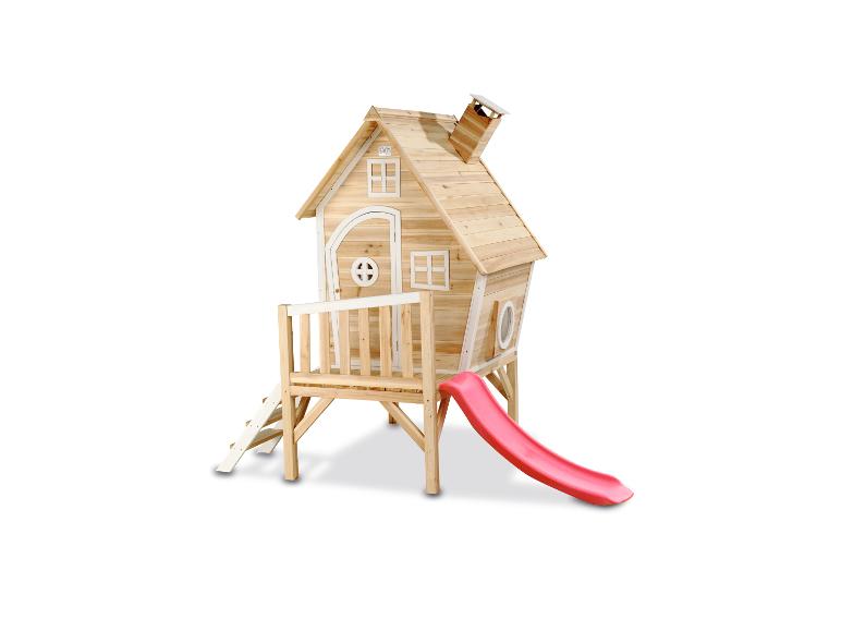 Maisonnette en bois pour enfants avec toboggan rouge et échelle.