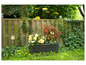 Jardinières avec des plantes dans le jardin.