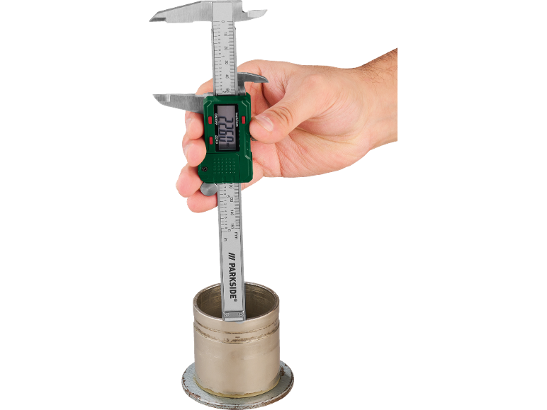 Un pied à coulisse Parkside mesure une pièce métallique.