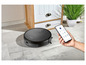 Un robot aspirateur noir Silvercrest contrôlé par une application sur un smartphone.