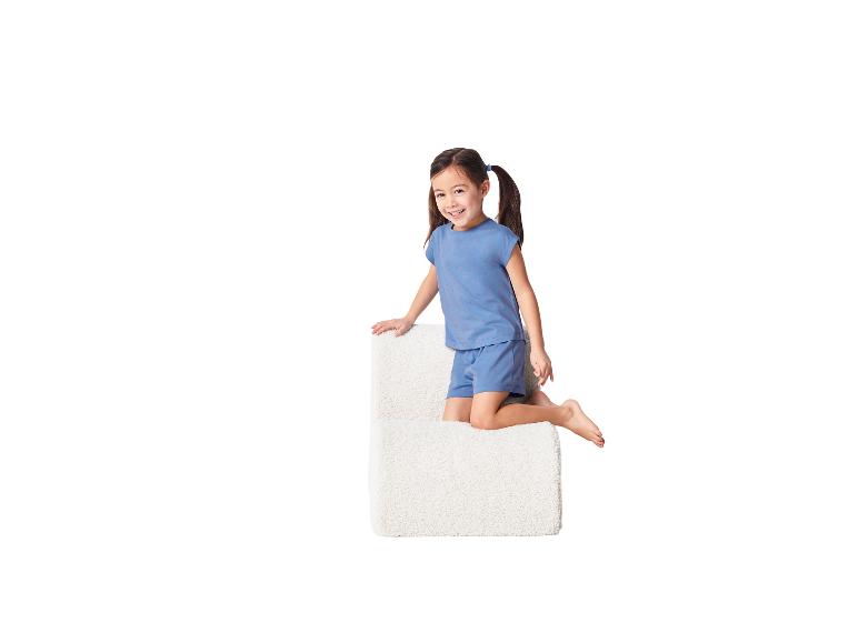 Pyjama court et fauteuil enfant.