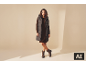 Femme en robe en maille marron, long gilet gris à capuche et bottines marrons
