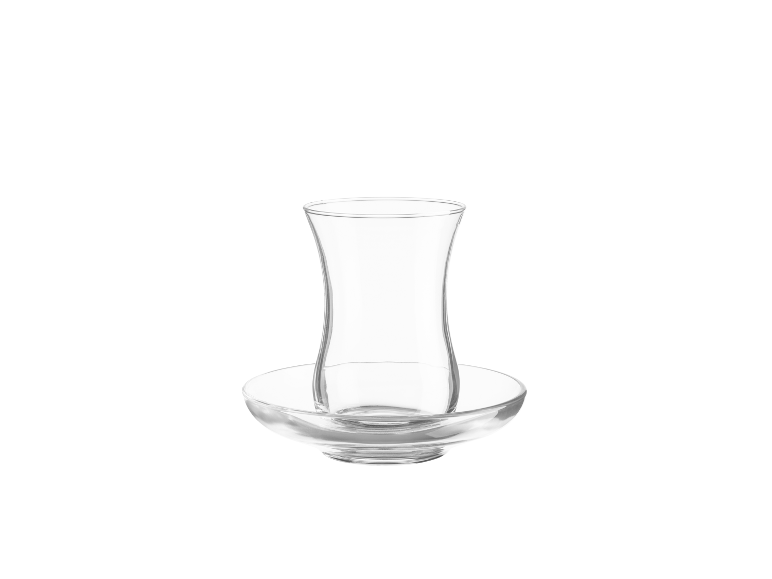Tasse à thé en verre transparent avec soucoupe assortie sur fond blanc.