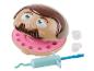 Jeu de jouets avec une figurine de dentiste, une seringue et des dents détachées.