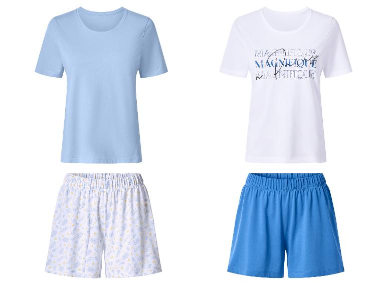 Deux ensembles de pyjama: un t-shirt bleu clair avec un short imprimé et un t-shirt blanc avec du texte et un short bleu.