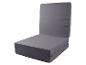 Matelas pliant gris pouvant servir de chaise ou de lit.