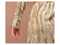 Une robe beige à rayures.