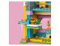 Un jouet LEGO Friends avec un chiot sur une plateforme mobile, à l'intérieur d'une maison colorée.