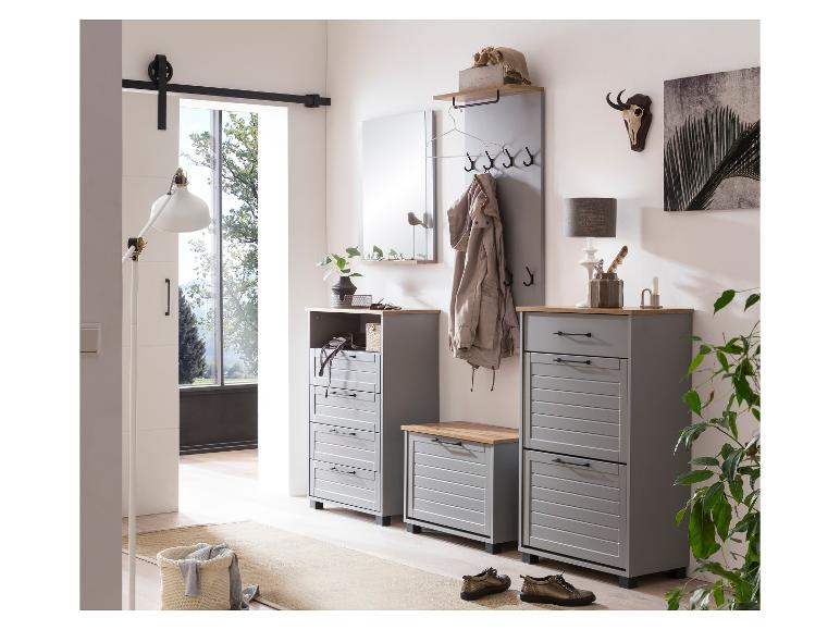 Entrée moderne avec mobilier gris, miroir, porte-manteau et décoration.