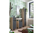 Salle de bain avec lavabo, miroir et deux armoires hautes.