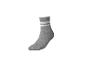 Chaussettes de sport grises rayées sur fond blanc.