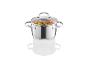 Une casserole en acier inoxydable avec un couvercle, remplie de légumes cuits.