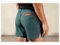 Short de sport vert avec une poche à l'arrière