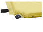 Un gros plan d'un matelas pneumatique jaune clair avec une valve.