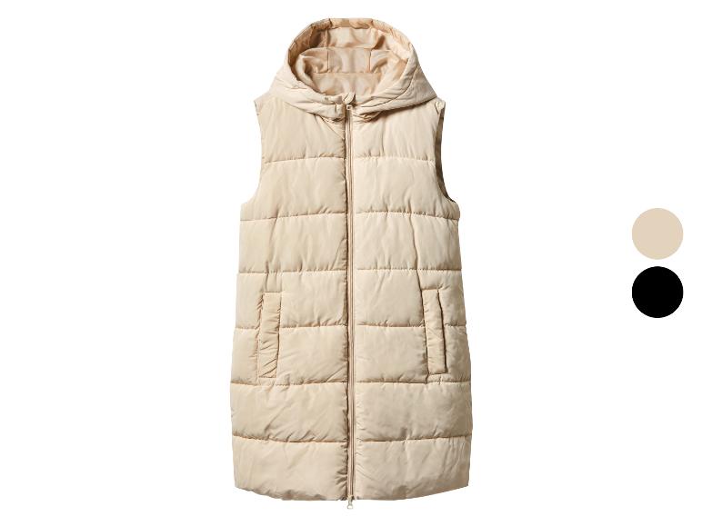 Longue veste matelassée beige à capuche avec une option de couleur noire.