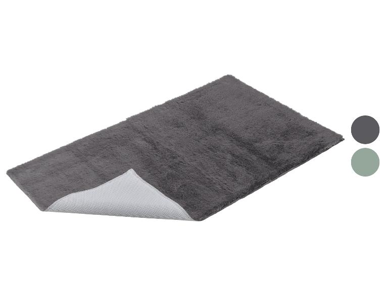 Tapis de bain gris moelleux avec envers antidérapant, avec options de couleurs.