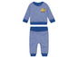 Un sweat-shirt bleu rayé pour bébé avec un imprimé camion et un pantalon assorti.