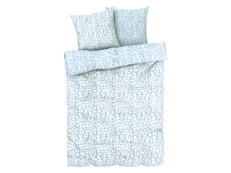 Parure de lit bleu clair à motifs floraux : housse de couette et taies d'oreiller.