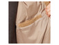 Gros plan sur l'intérieur d'une veste beige avec une doublure en velours côtelé.