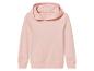 Un sweat-shirt rose à capuche.