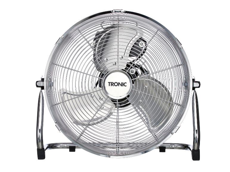 Ventilateur de sol chromé à trois pales avec grille de protection.